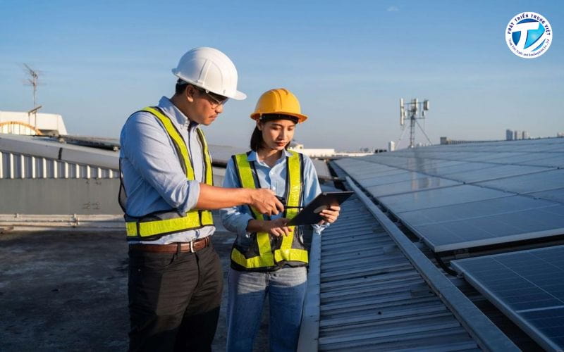 Kỹ thuật viên kiểm tra thiết bị và hệ thống điện mặt trời.